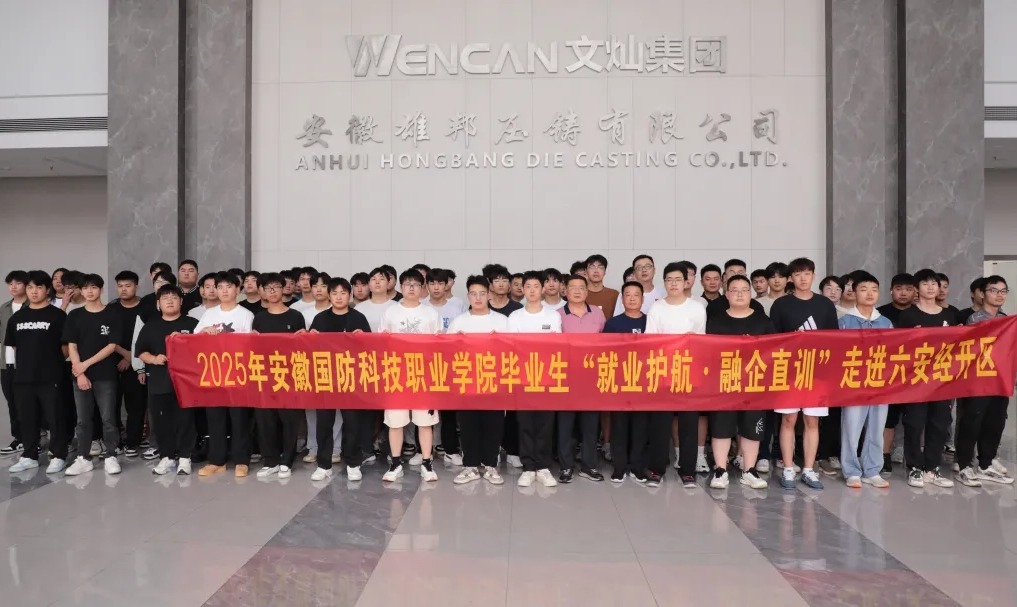 图片包含 室内, 建筑, 桌子, 前描述已自动生成